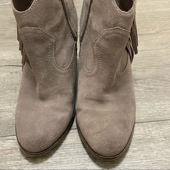 Steve Madden Ponncho Womens Ankle Boots Fringe Western Taupe Suede Sz 7M - Picture 8 of 8